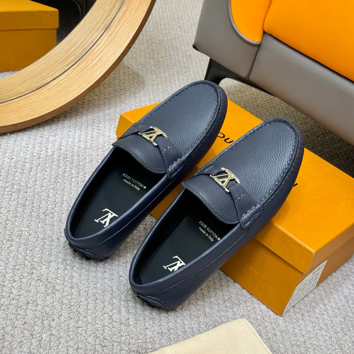 Men's men's shoes 💰420 (Yangli) LV 2⃣️0⃣️2⃣️5️⃣Spring and summer counter GLORIA series models ✈️Original factory special leather production, original last type. A classic driving slip-on casual shoe that shows an elegant style with exquisite craftsmanship details such as Monogram embossing all over the upper🌀Italian imported calfskin fabric Sheepskin foot pads➕Inside～Private mold replica sole Unique style Comfortable driving slip-on Size: 4-12 (38-46) Comes with [Counter packaging: original box, wrapping paper, card, instruction manual, shoehorn, cloth bag] No pressure to enter and leave the counter!